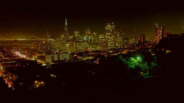 宽镜头，长镜头，时间流逝的阴影在旧金山天际线/白天到晚上到白天/加利福尼亚视频下载