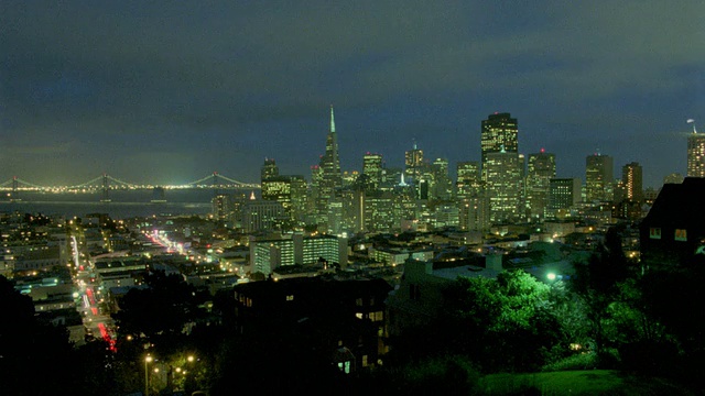 宽镜头长镜头时间流逝云在旧金山天际线在晚上/加利福尼亚视频素材