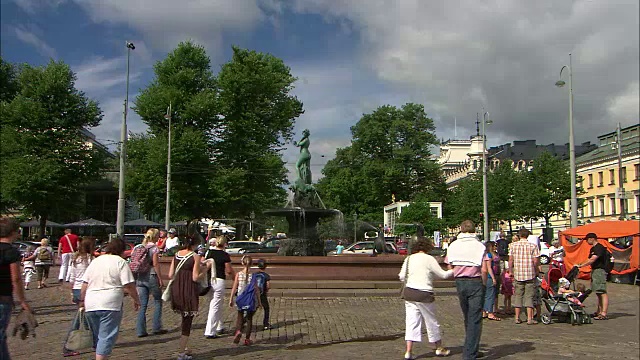 芬兰赫尔辛基的喷泉和人们视频素材