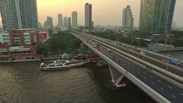 空中曼谷河畔市中心在日落视频素材