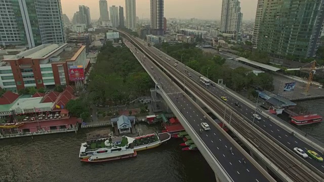 空中曼谷河畔市中心在日落视频素材