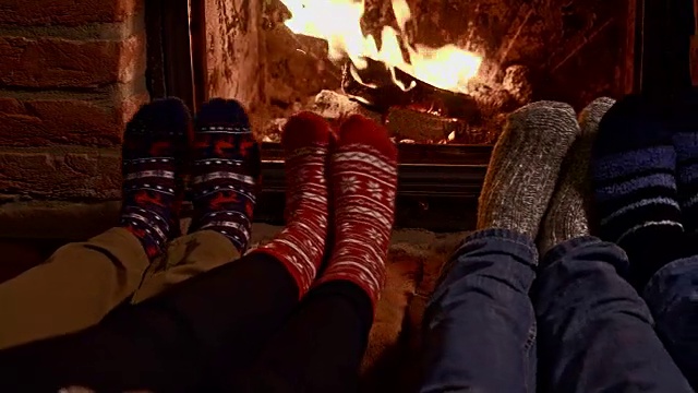 双脚在壁炉旁取暖视频素材