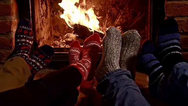 朋友们在壁炉旁暖脚视频下载