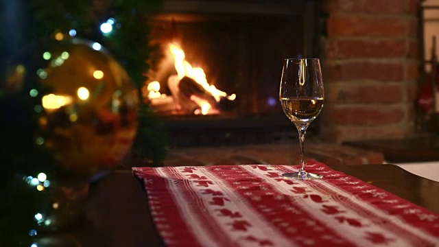 壁炉旁的圣诞装饰视频素材