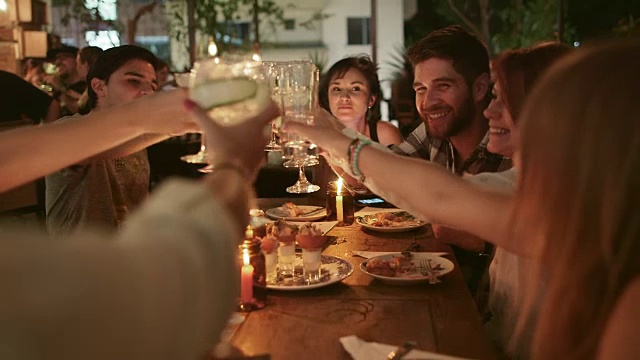 一群朋友举杯祝酒/哥伦比亚麦德林视频购买