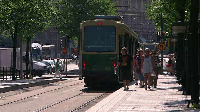 离开电车，芬兰赫尔辛基视频素材