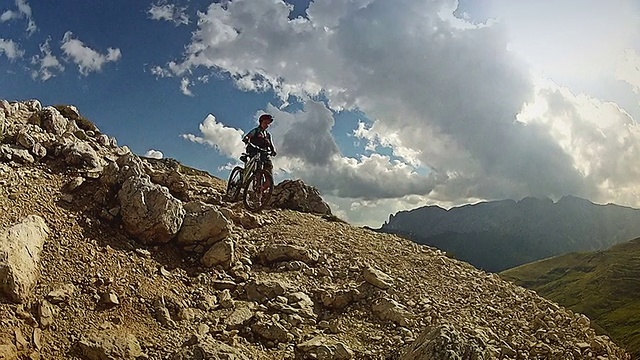 山地自行车视频:粗糙的轨道上的岩石视频素材