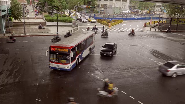 城市交通在十字路口的台北，台湾视频素材