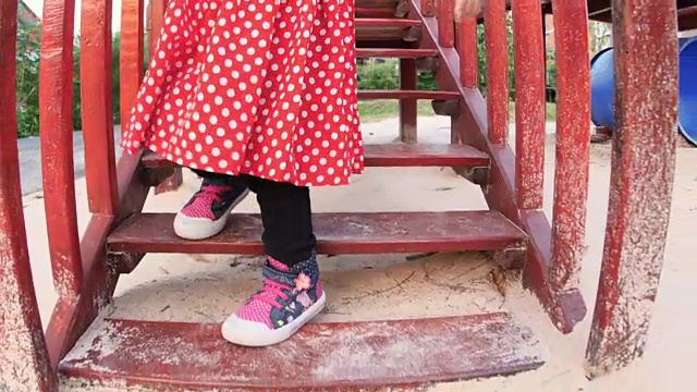 4K:在梯子上行走的女婴视频下载