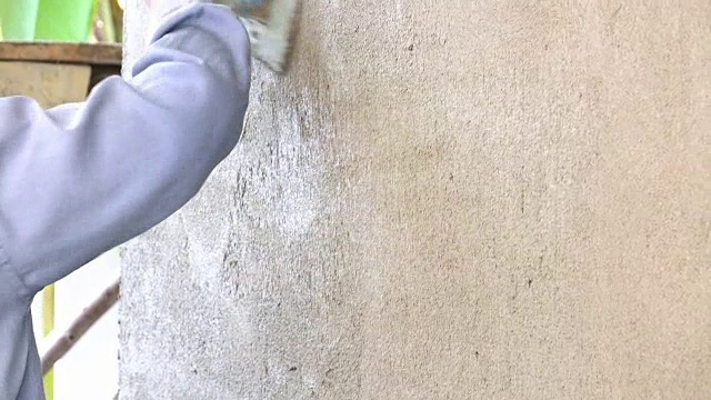 4k，建筑工人抹灰水泥墙视频素材