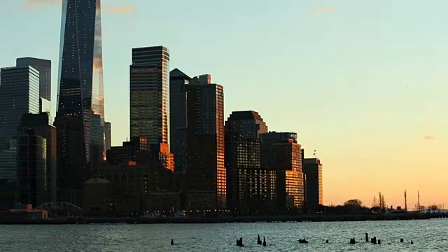 日落时分的曼哈顿自由塔视频素材
