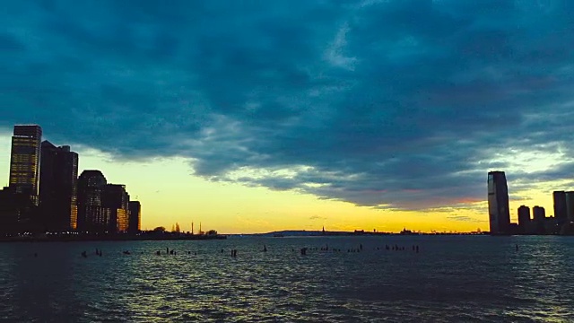 日落时分的曼哈顿自由塔视频素材