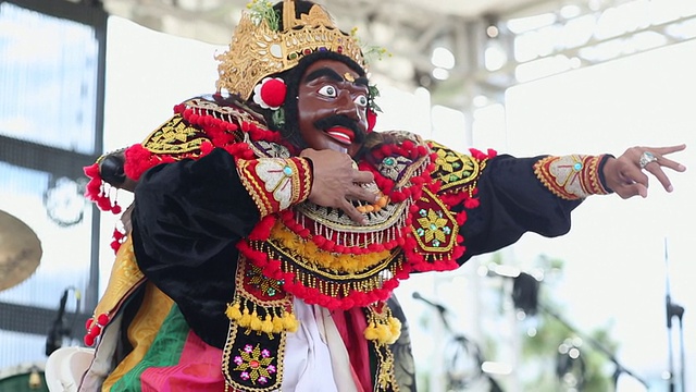 巴厘人戴着面具表演的照片/乌布，巴厘岛，印度尼西亚视频下载