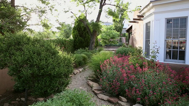 MS拍摄的美丽的景观花园外的家/拉米，美国新墨西哥州视频下载