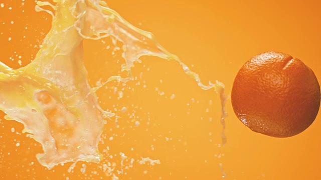 SLO MO橙会果汁溅在空气中视频素材