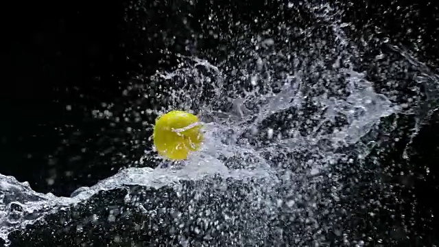 SLO MO柠檬飞过水溅在空气中视频素材