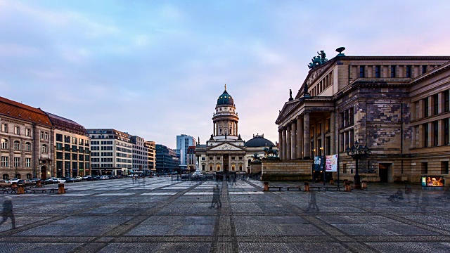 日落时分，柏林的宪兵市场和游客们在一起视频下载