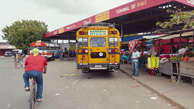 里瓦斯尼加拉瓜汽车站正在拍摄/放映。右边是当地的市场。当地人、旅行者和人力车穿过这个中美洲小镇的街道。视频素材