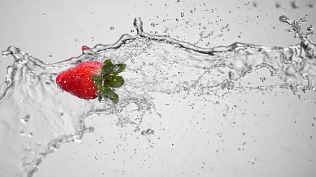 SLO MO草莓飞过水溅在空气中视频素材