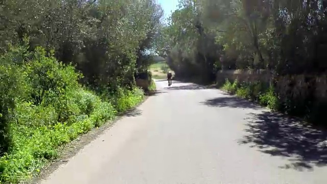 一个男人和他的自行车视频下载