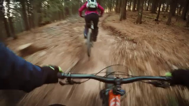 POV朋友们在森林小径上骑自行车视频素材