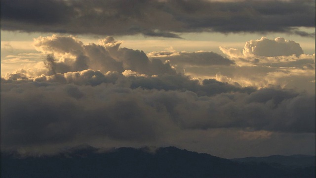 云飘过热带雨林和小山，巴布亚新几内亚视频素材