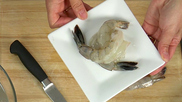 头顶的盘子上放着一盘有内脏的虾。视频下载