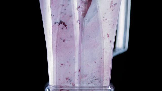 用搅拌机搅拌草莓奶昔视频素材