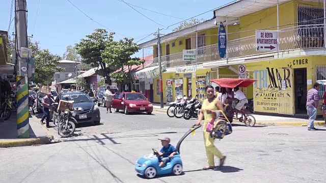 尼加拉瓜南部圣胡安。梅尔卡多市场大道。游客，游客和当地人走在街上。视频素材