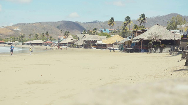 苏圣胡安正在拍摄/拍摄。这个中美洲小镇的主要沙滩。棕榈屋顶的小木屋里有当地的餐馆。很少有人在阳光明媚的日子散步。视频下载