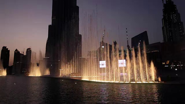 城市景观与喷泉表演和布鲁杰哈利法(世界最高的人造建筑)在晚上视频素材