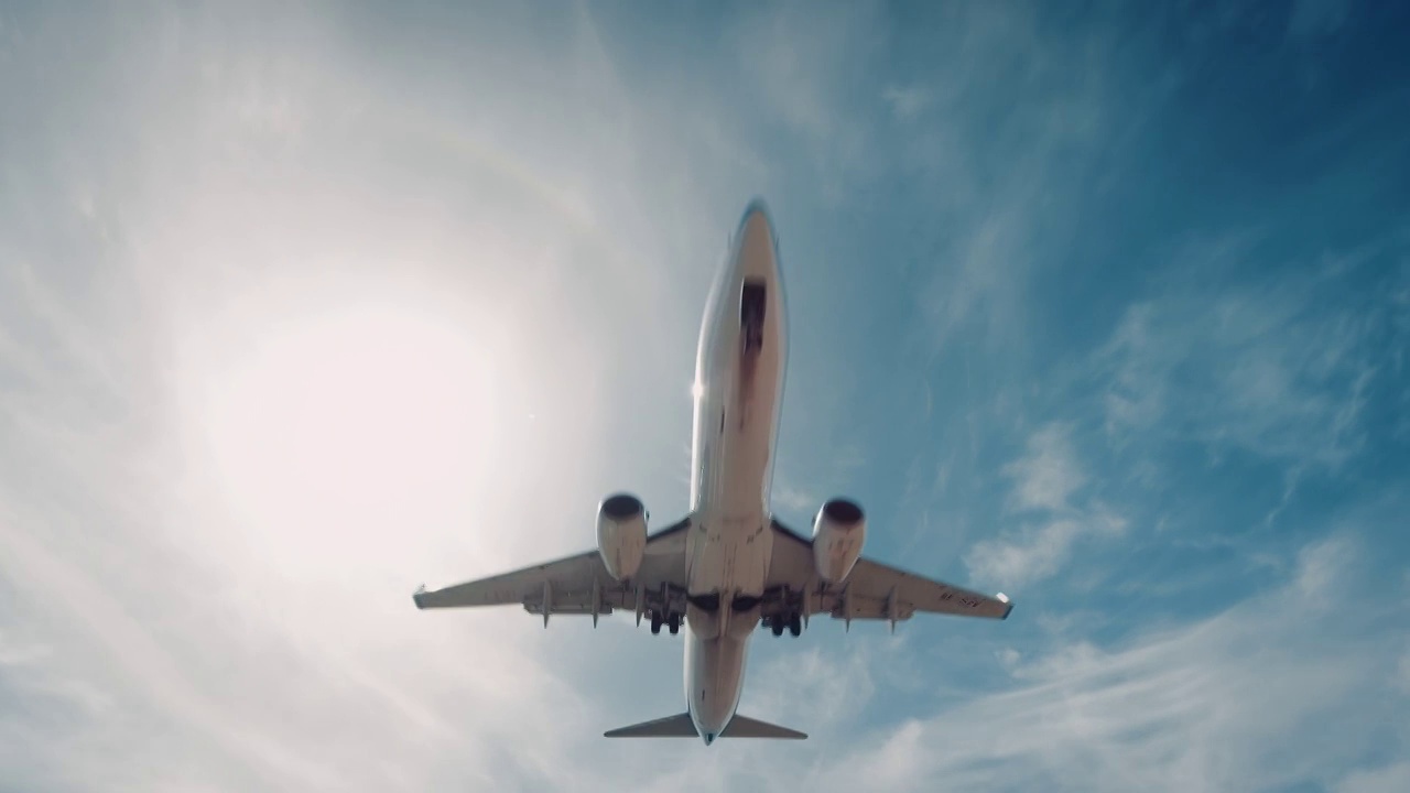 飞机在机场降落视频下载