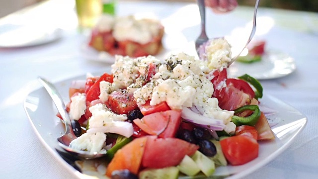 地中海食物，阳光下的希腊沙拉视频下载