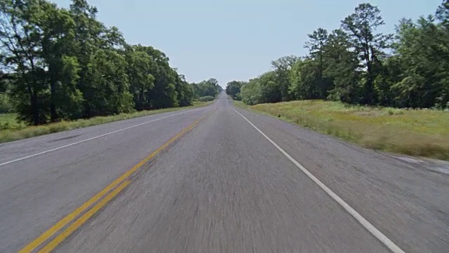 POV驾驶着一段长长的乡村沥青公路到达地平线。视频素材