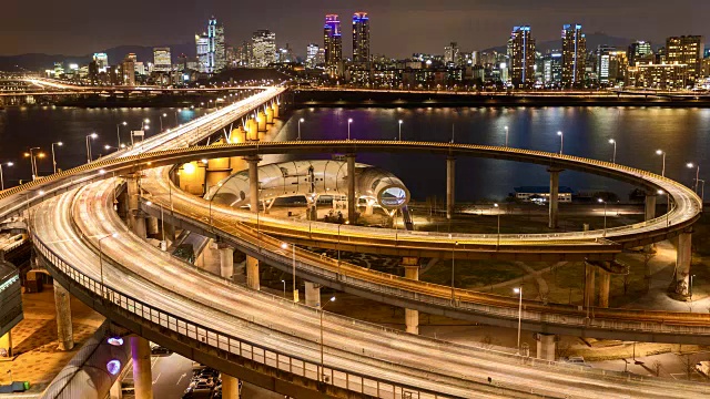 韩国汉城清潭入匝道和清潭大桥上的交通视频素材