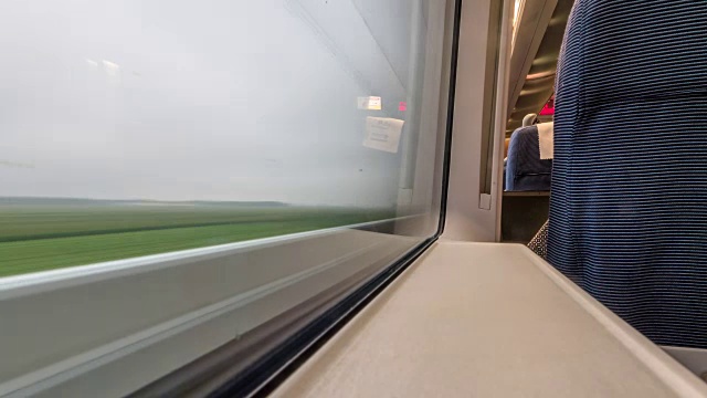 窗外高速列车行驶的景象。间隔拍摄4 k视频素材