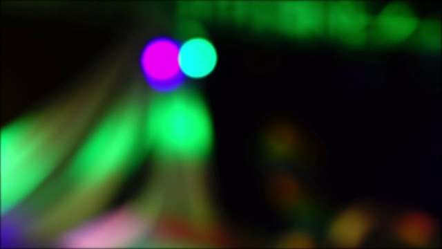 夜店派对上五颜六色的灯光，4k模糊拍摄视频素材