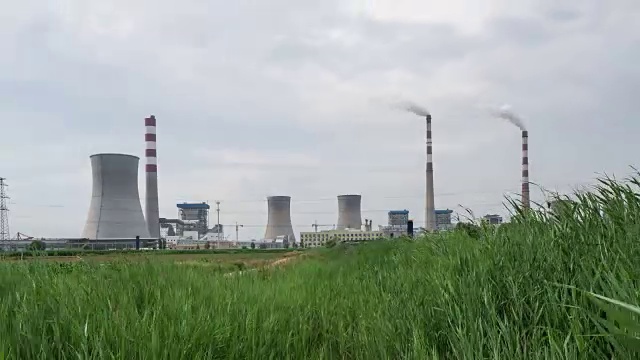 东营电厂和草原多云，时间间隔4k视频素材