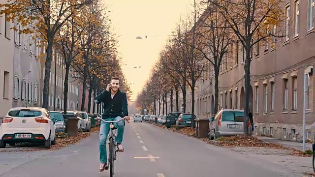 SLO MO一边骑自行车一边讲电话视频素材