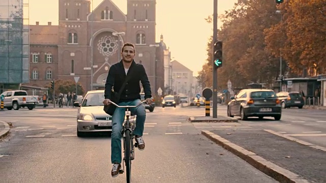 SLO MO Man在城市里骑自行车视频素材