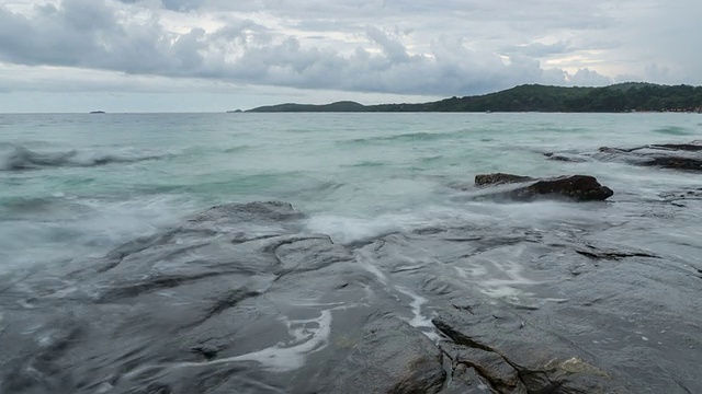 海浪冲击岩石视频素材