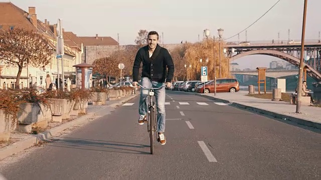 SLO MO在城市里骑自行车的年轻人视频素材