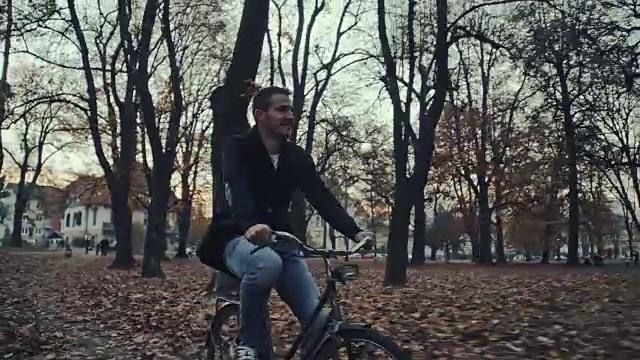 一名男子骑着自行车穿过公园视频素材