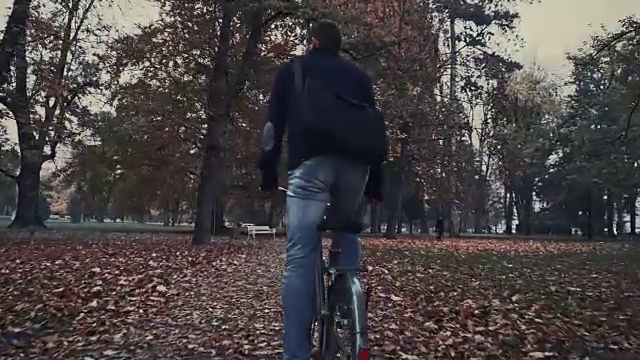 学生骑自行车穿过公园视频素材