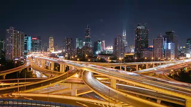中国上海，夜间多条高速公路和立交桥的高峰时段交通状况视频素材