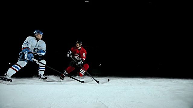 SLO MO冰球对手为冰球而战视频素材