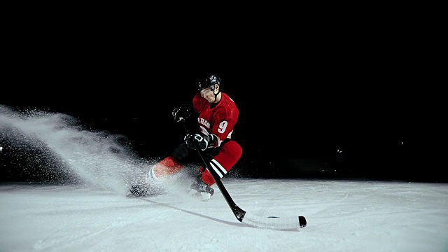 SLO MO DS冰球运动员停在冰上视频素材