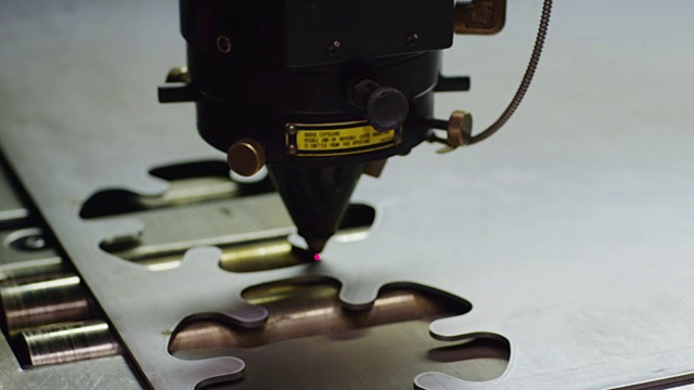 头顶上，在美国一家制造工厂里，一台自动激光从一片钢板上切割零件。视频素材