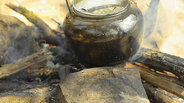 淘洗:用传统方法蒸茶壶，加木火视频素材
