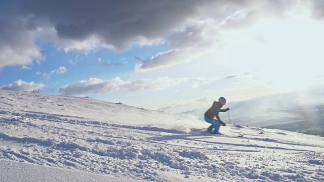 SLO MO从滑雪坡上滑下来很有趣视频素材